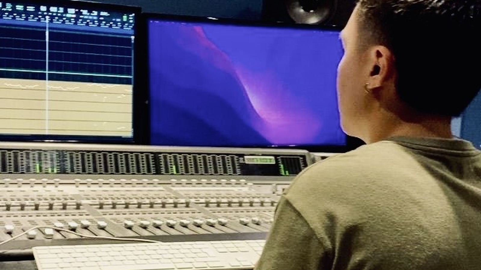 Alberto operando el controlador Avid C24 frente a dos pantallas.