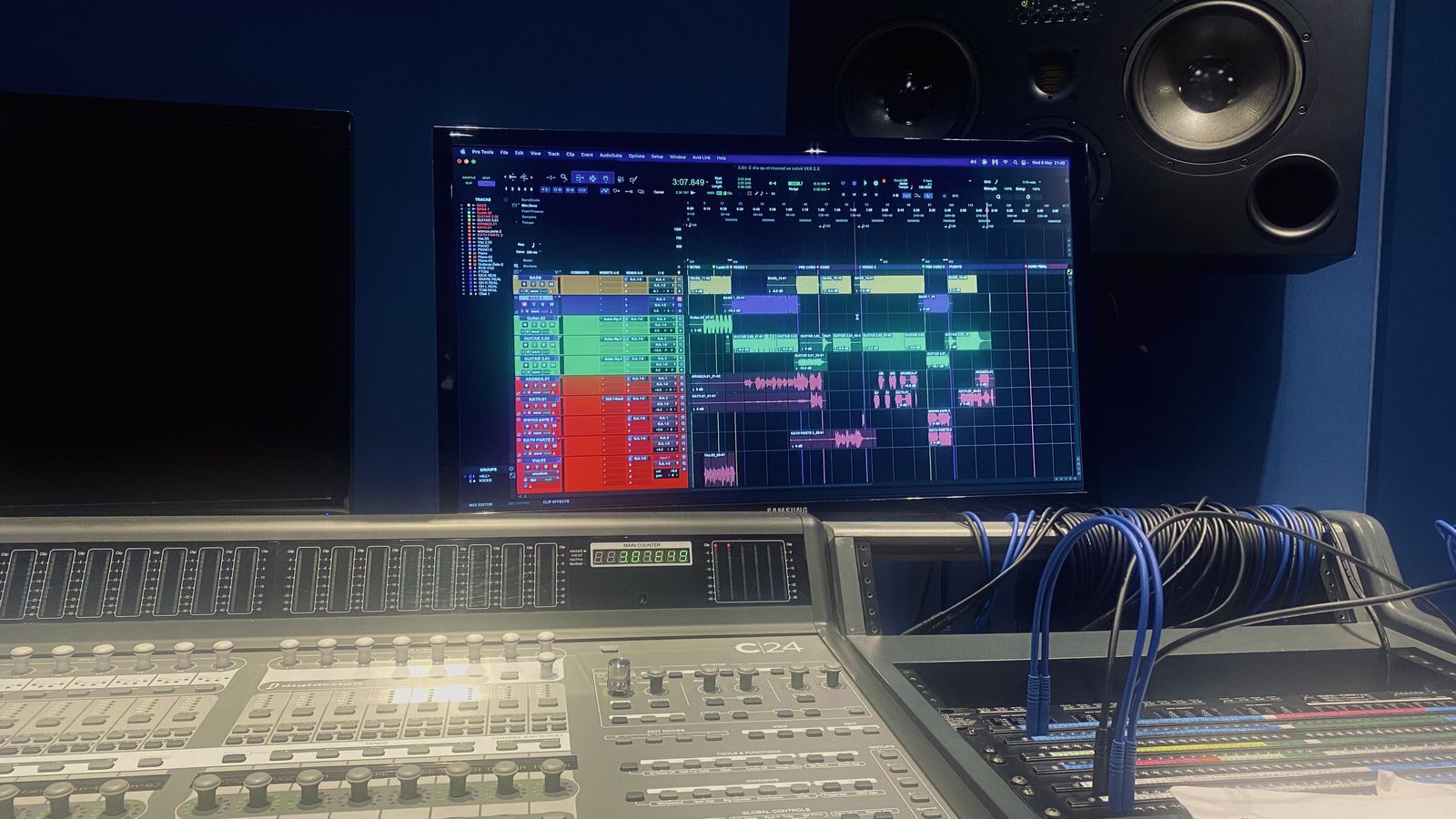Controlador Avid C24 y una sesión de Pro Tools con pistas editadas en pantalla.